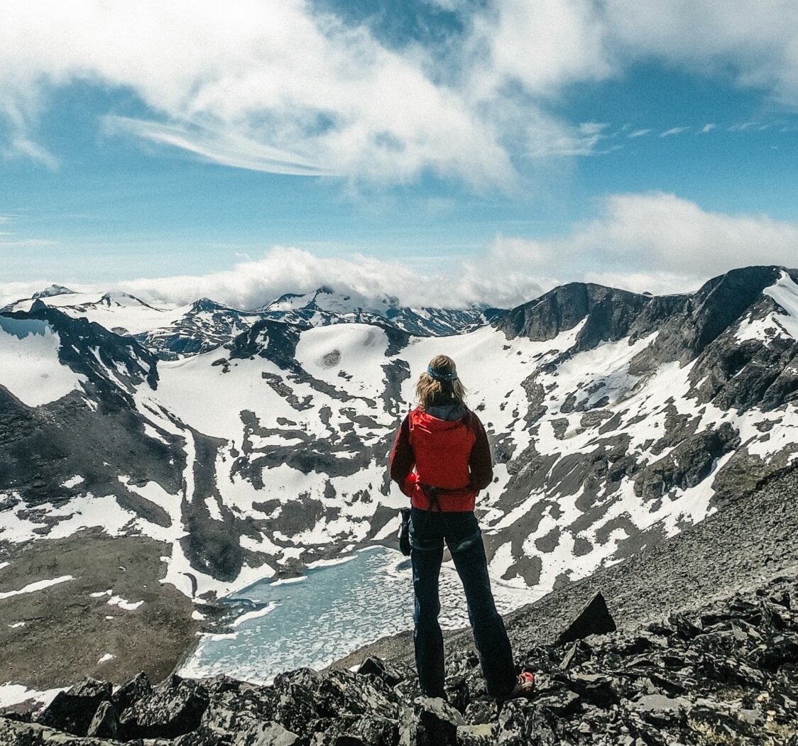 Bukkeholstindtraversen består av mektige 13 2K meters topper. Traversen er på 3 mil og 2000 høydemetre og er en artig berg- og dalbane. Her finner du luftige partier, mye løsstein, svapartier, herskapelig rangling og majestetisk utsikt. For tinder og banditter, er traversen et aldri så lite must på lista. Foto: Elisa Røtterud